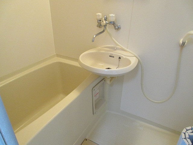 静岡市清水区三保のアパートの浴室