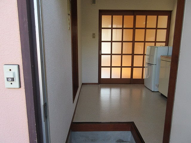 静岡市清水区折戸の１Ｋ／玄関から